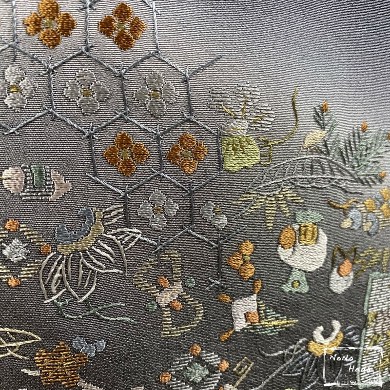 訪問着】正絹 袷 刺繍の宝尽くし 墨色・灰色暈し | 野の花 訪問着】正絹 袷 刺繍の宝尽くし 墨色・灰色暈し | 野の花