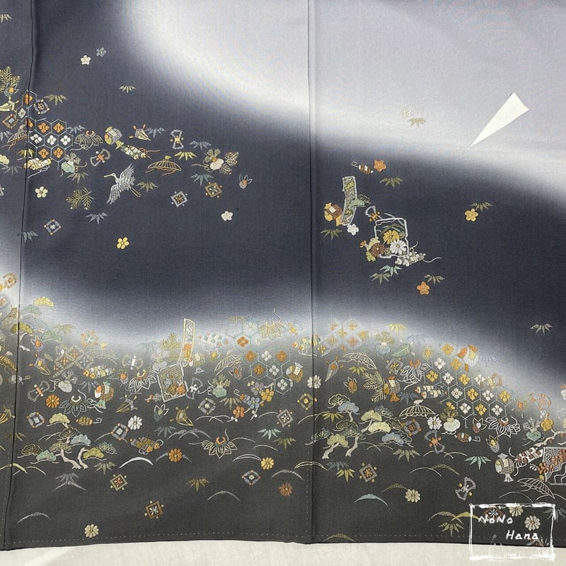 訪問着】正絹 袷 刺繍の宝尽くし 墨色・灰色暈し | 野の花 訪問着】正絹 袷 刺繍の宝尽くし 墨色・灰色暈し | 野の花
