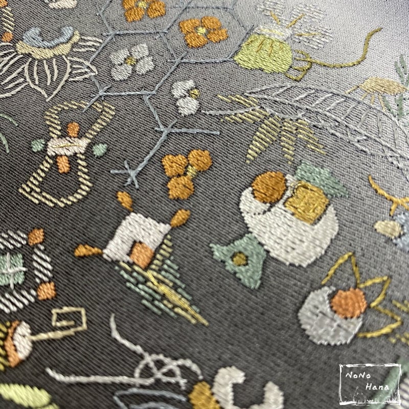 訪問着】正絹 袷 刺繍の宝尽くし 墨色・灰色暈し | 野の花 訪問着】正絹 袷 刺繍の宝尽くし 墨色・灰色暈し | 野の花