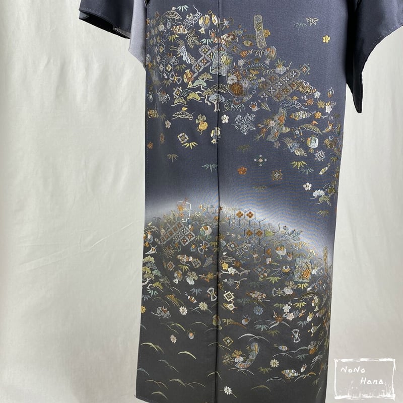 訪問着】正絹 袷 刺繍の宝尽くし 墨色・灰色暈し | 野の花 訪問着】正絹 袷 刺繍の宝尽くし 墨色・灰色暈し | 野の花