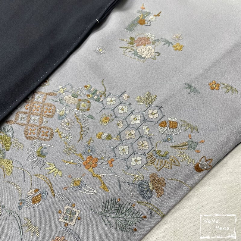訪問着】正絹 袷 刺繍の宝尽くし 墨色・灰色暈し | 野の花 訪問着】正絹 袷 刺繍の宝尽くし 墨色・灰色暈し | 野の花