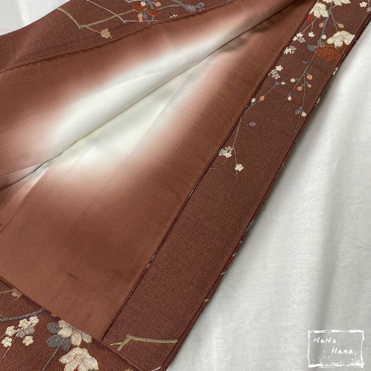 小紋＊袷着物 刺繍 あられ模様 カジュアル ブラウンベージュ 正絹 ＊2KC9 洗える着物】小紋 袷 小枝に花 丁子茶 | 野の花