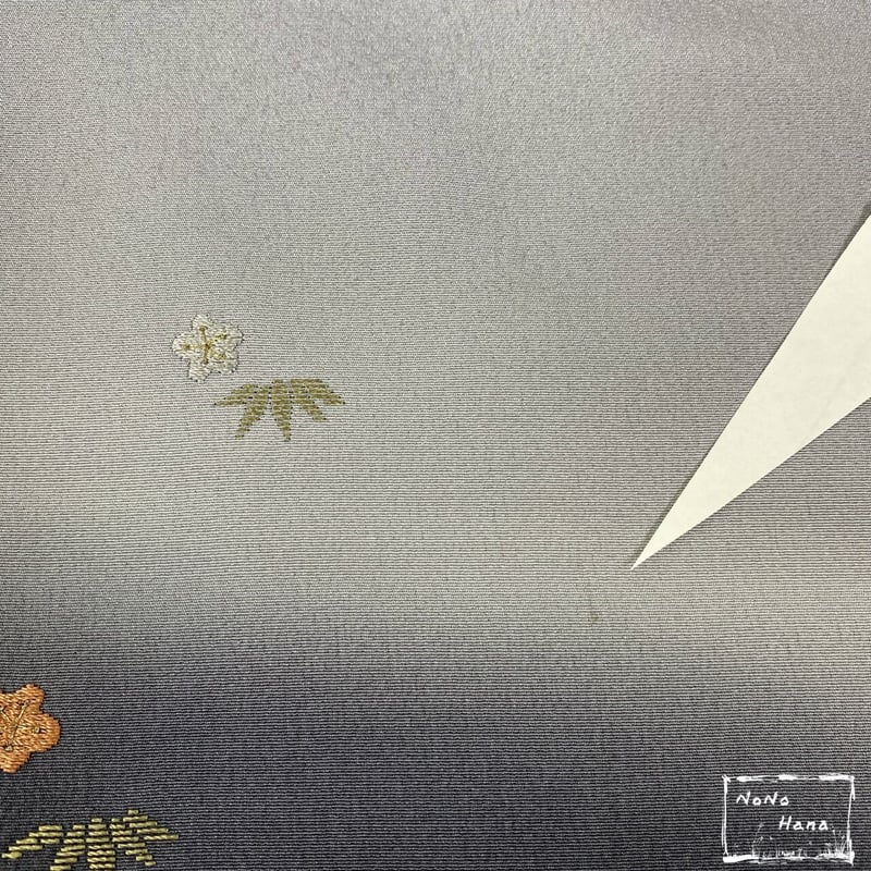 訪問着】正絹 袷 刺繍の宝尽くし 墨色・灰色暈し | 野の花 訪問着】正絹 袷 刺繍の宝尽くし 墨色・灰色暈し | 野の花