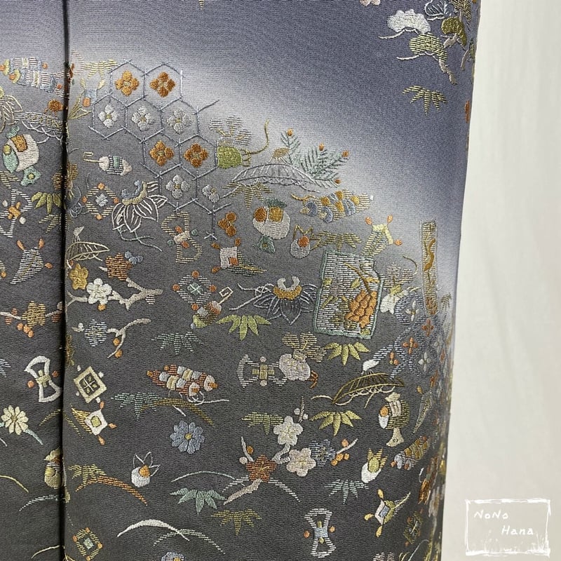 訪問着】正絹 袷 刺繍の宝尽くし 墨色・灰色暈し | 野の花 訪問着】正絹 袷 刺繍の宝尽くし 墨色・灰色暈し | 野の花