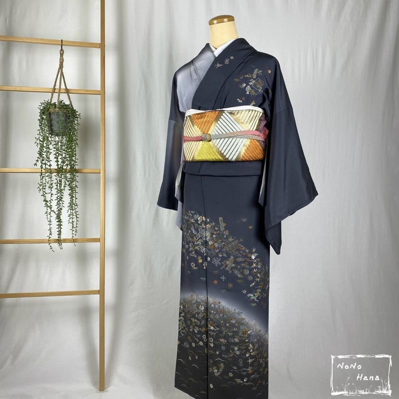 訪問着】正絹 袷 刺繍の宝尽くし 墨色・灰色暈し | 野の花 訪問着】正絹 袷 刺繍の宝尽くし 墨色・灰色暈し | 野の花