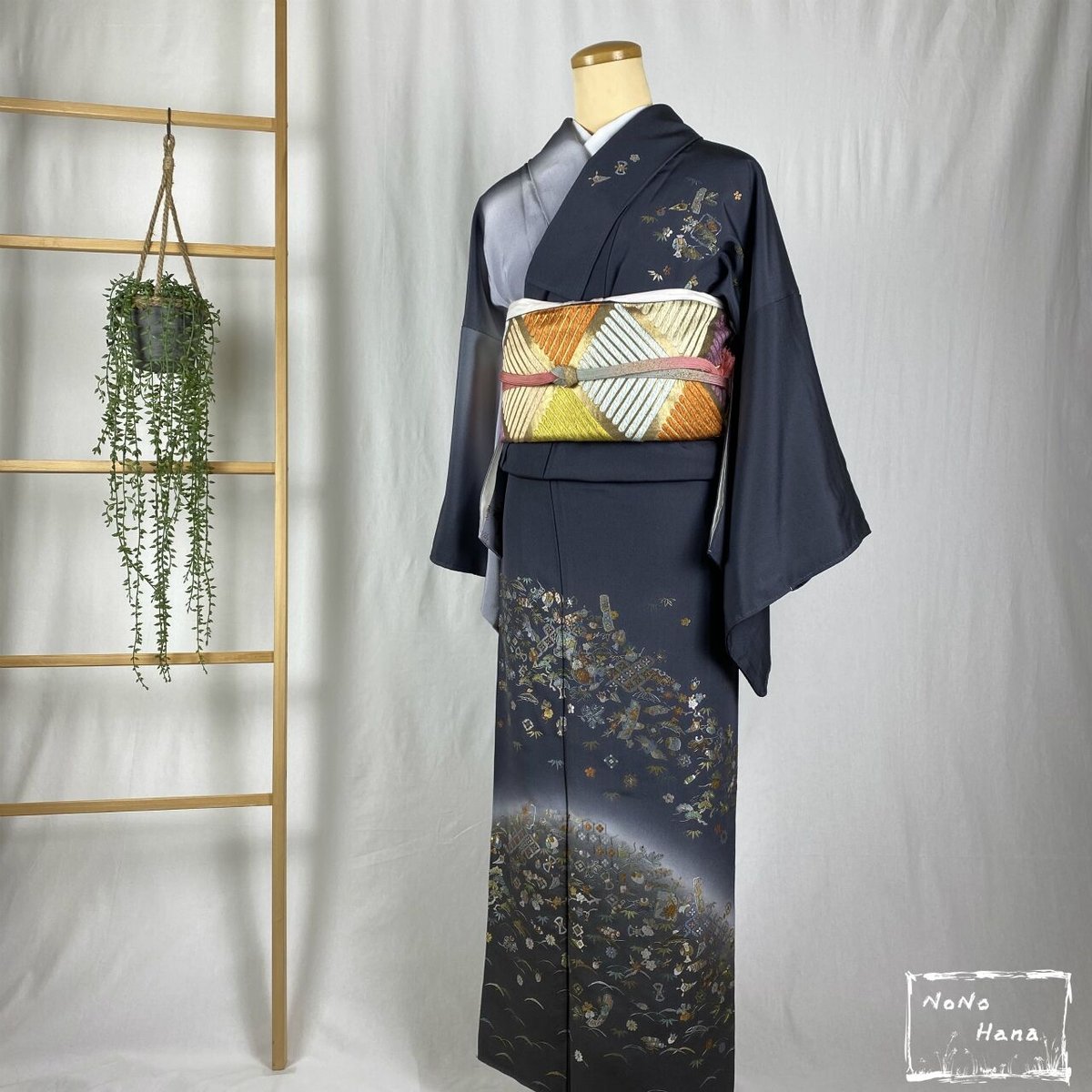 訪問着】正絹 袷 刺繍の宝尽くし 墨色・灰色暈し | 野の花 訪問着】正絹 袷 刺繍の宝尽くし 墨色・灰色暈し | 野の花