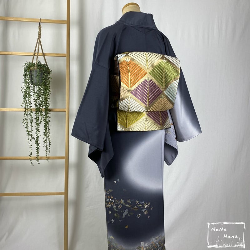 訪問着】正絹 袷 刺繍の宝尽くし 墨色・灰色暈し | 野の花 訪問着】正絹 袷 刺繍の宝尽くし 墨色・灰色暈し | 野の花