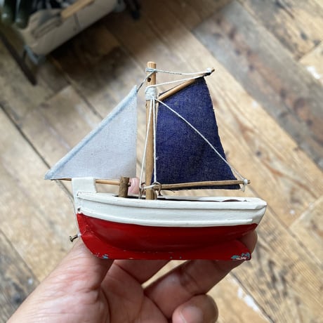 wood  ship obje  black & red