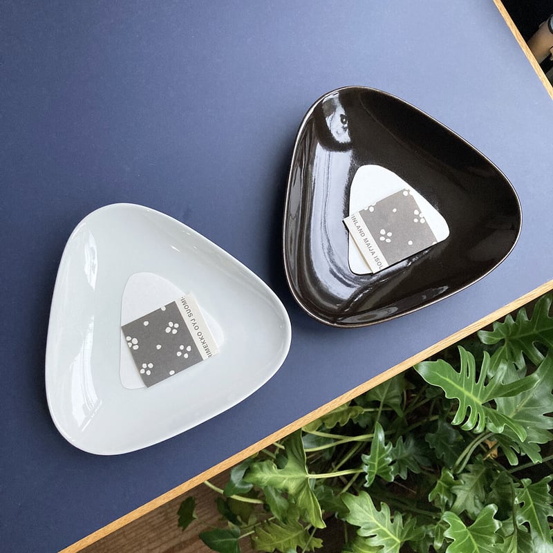 arabia kilta triangle plate black | retro number