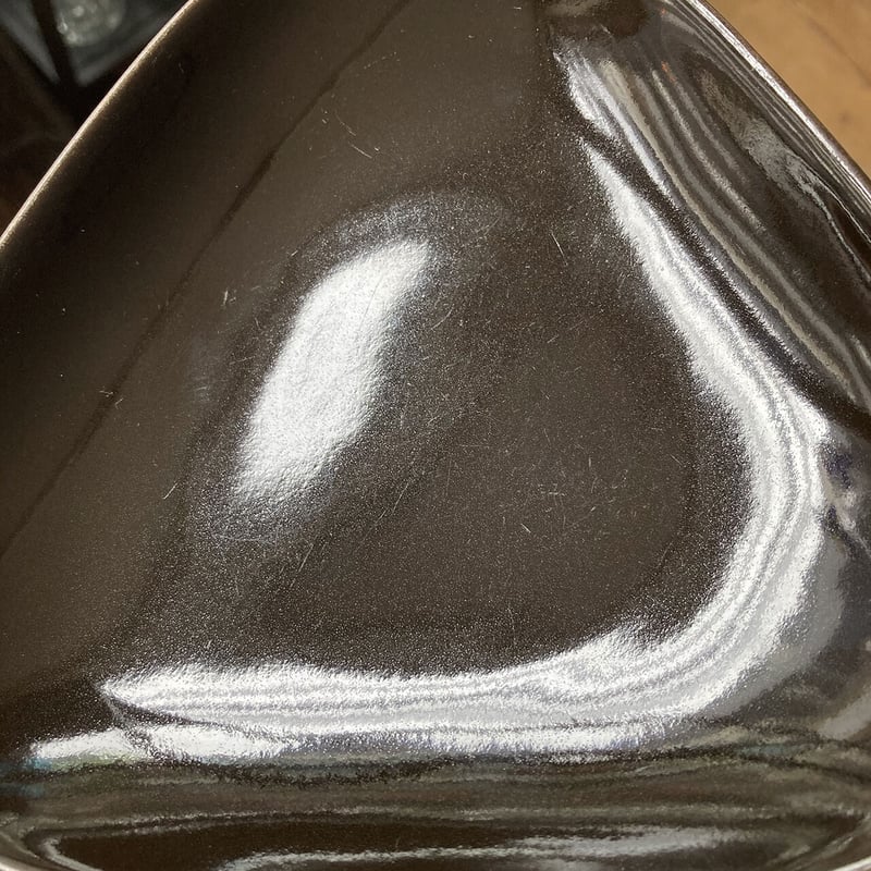 arabia kilta triangle plate black | retro number