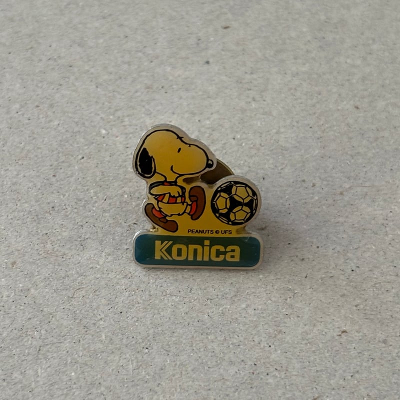 konica snoopy pin soccer | retro number