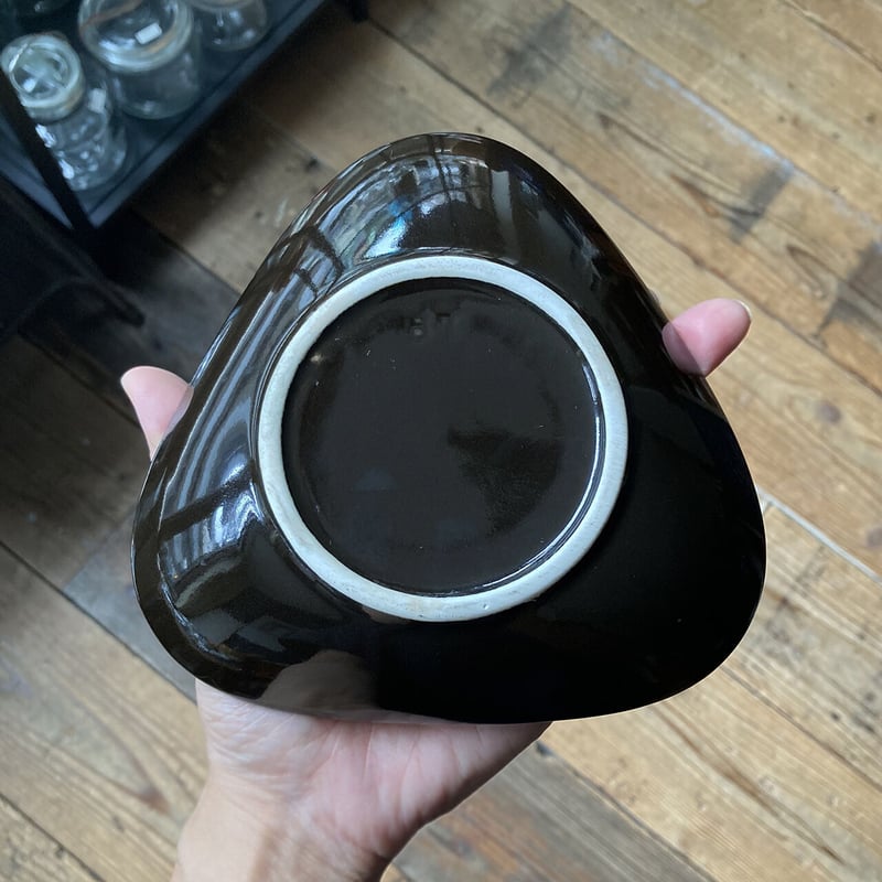 arabia kilta triangle plate black | retro number