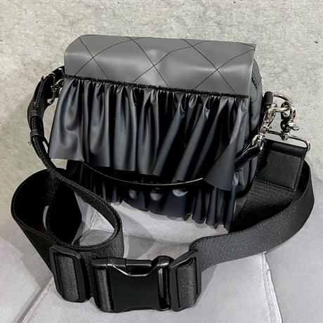 「queue frill crossbody bag petit」SI24A0163  【regular】（20）black