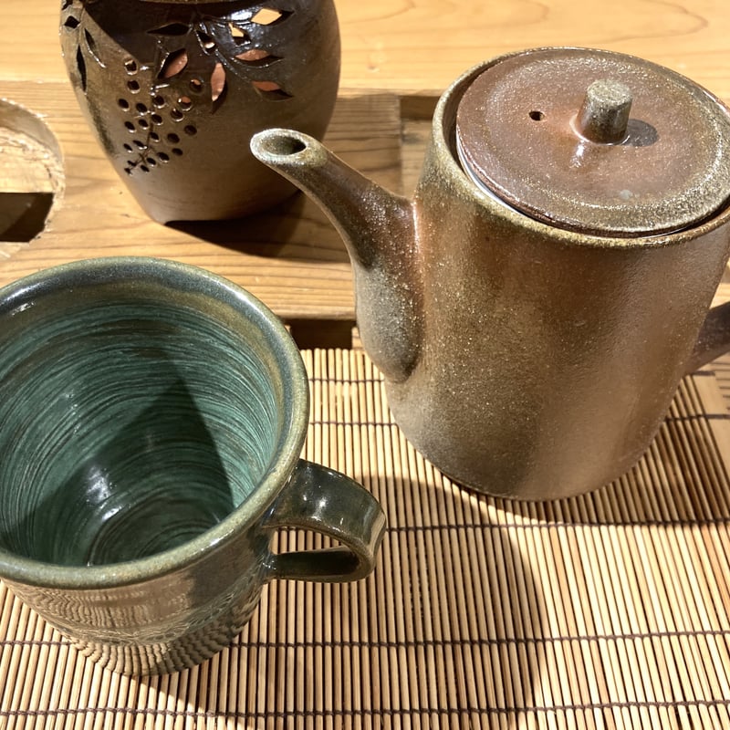 緑色のひび割れ釉の陶器カップ 清国から 緑色のひび割れ釉の陶器カップ