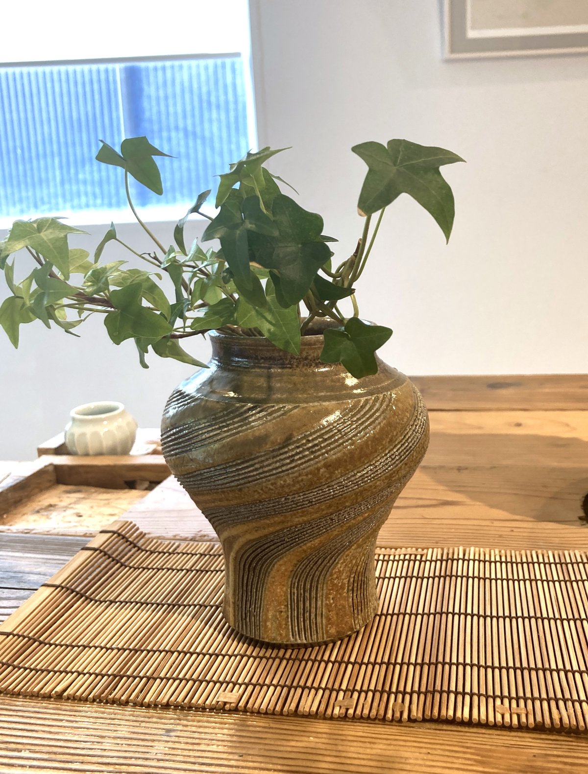 櫛目模様の花入れ （Mサイズ）Vase with comb pattern | 亀翁窯