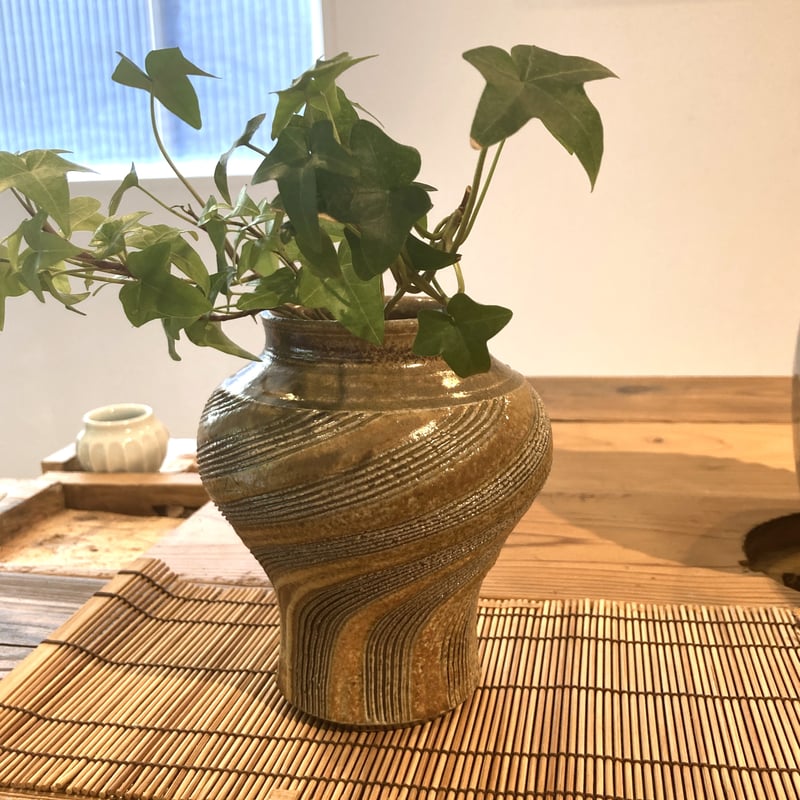 櫛目模様の花入れ （Mサイズ）Vase with comb pattern | 亀翁窯分室 /