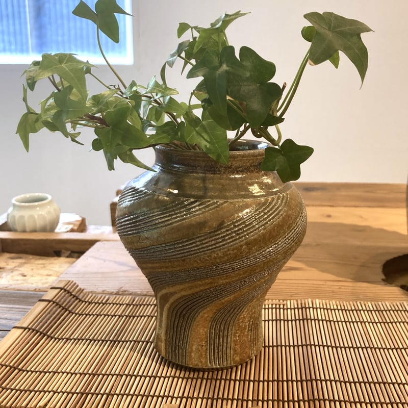 櫛目模様の花入れ （Mサイズ）Vase with comb pattern | 亀翁窯分室 /
