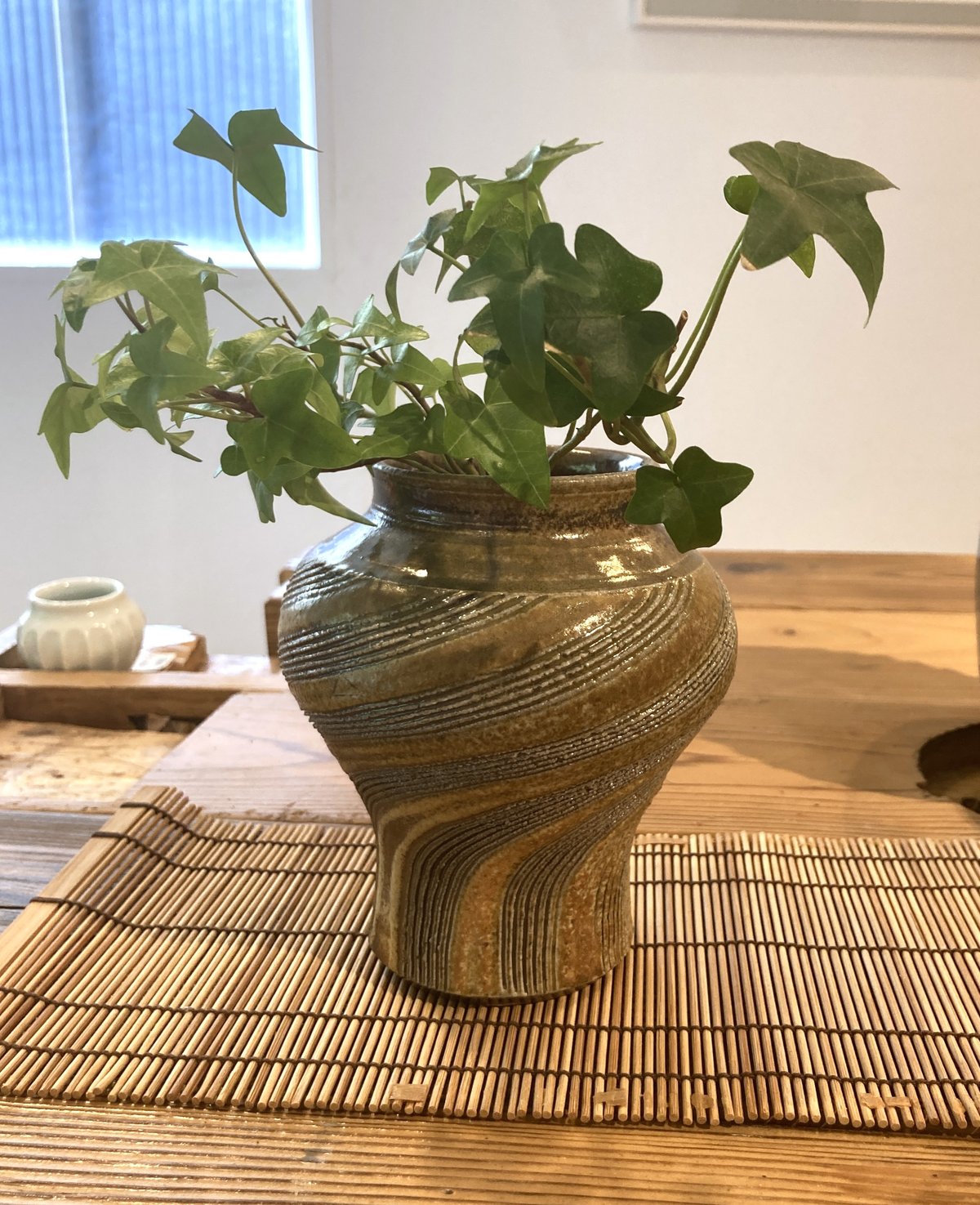 櫛目模様の花入れ （Mサイズ）Vase with comb pattern | 亀翁窯分室 /
