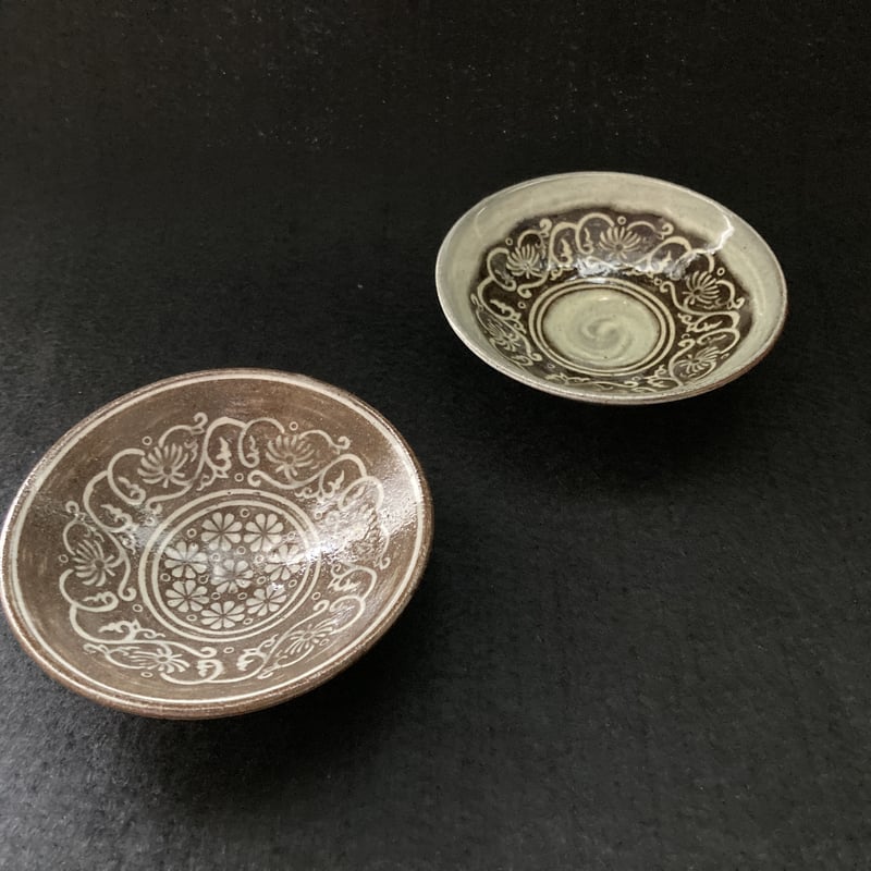 平（ひら）ぐい吞み 三島 唐草模様 | 亀翁窯分室 / Gallery Kiou