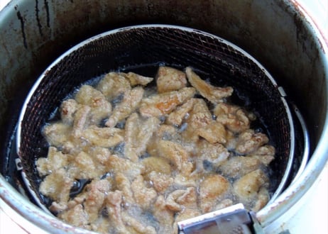 【送料無料 業務用】パリパリ鶏皮揚げ500g　8kg入り（500ｇ×8袋×2合わせ）【冷凍食品 業務用 から揚げ 鶏肉 鶏皮 イベント オードブル パーティ おつまみ お弁当 居酒屋 時短】