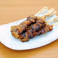 【送料無料 業務用】炭火焼鳥皮串たれ 22ｇ 400本（50本×8箱）【冷凍食品 鶏肉 鶏皮 焼き鳥 パーティ たれ付 キャンプ 串焼き バーベキュー おつまみ 時短 たれ レンジ】