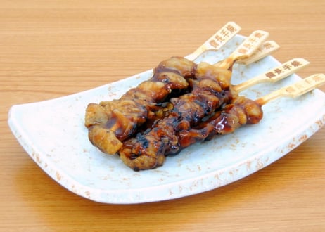 【少量サイズ/送料別】炭火焼鳥皮串たれ22ｇ（50本入）【業務用 冷凍食品 鶏肉 通販 キャンプ 焼き鳥 たれ付き 串焼き バーベキュー 鶏皮 おつまみ オードブル 時短 レンジ】