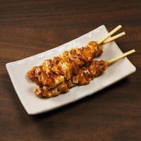 【少量サイズ/送料別】炭火焼鳥もも葱串素焼 35g 50本（50本×1箱）【業務用 冷凍食品 鶏肉 通販 キャンプ 焼き鳥 パーティ 串焼き バーベキュー 鶏もも おつまみ オードブル 時短 レンジ】