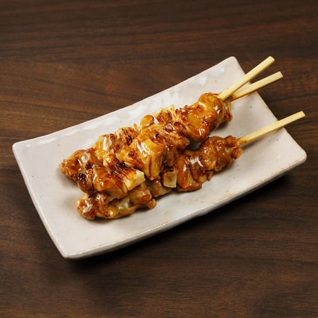 【少量サイズ/送料別】炭火焼鳥もも葱串素焼 35g 50本（50本×1箱）【業務用 冷凍食品 鶏肉 通販 キャンプ 焼き鳥 パーティ 串焼き バーベキュー 鶏もも おつまみ オードブル 時短 レンジ】