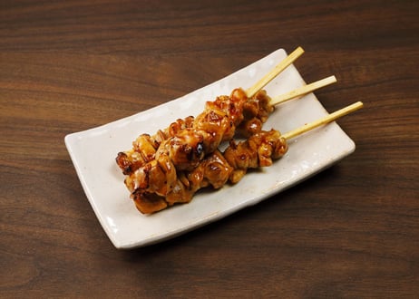 【送料無料 業務用】炭火焼鳥もも串素焼35g　200本入り（50本×4箱）【冷凍食品 鶏肉 もも肉 通販 焼鳥 パーティ 焼き鳥 キャンプ 串焼き バーベキュー おつまみ 時短 レンジOK】