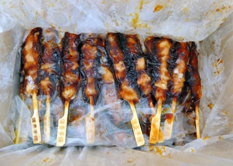 【少量サイズ/送料別】炭火焼鳥もも串たれ22g（50本入）【業務用 冷凍食品 鶏肉 キャンプ 焼き鳥 たれ付き 串焼き バーベキュー もも肉 おつまみ オードブル 時短 レンジ】