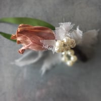 チューリップコサージュ“パールリーフ”