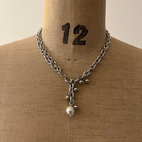 white pearl necklace