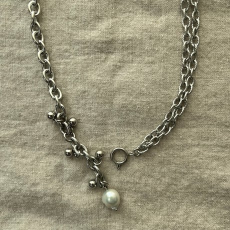 white pearl necklace