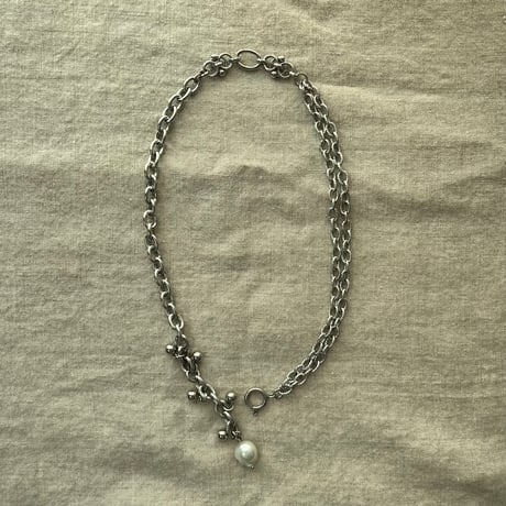 white pearl necklace