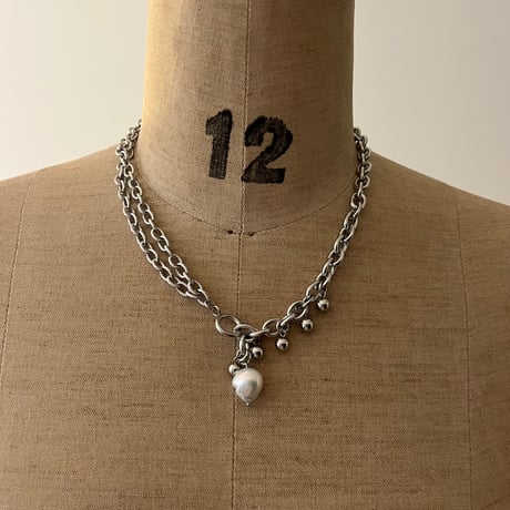 white pearl necklace