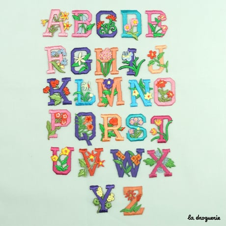 Ecusson Alphabet fleuri | Ecusson à thermocoller - de 20 à 30 x 28 mm