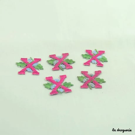 Ecusson Alphabet fleuri | Ecusson à thermocoller - de 20 à 30 x 28 mm
