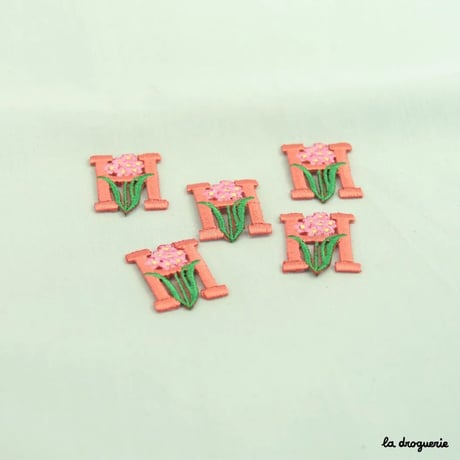 Ecusson Alphabet fleuri | Ecusson à thermocoller - de 20 à 30 x 28 mm