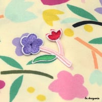Ecusson “Marché aux fleurs lilas” 49×37 mm