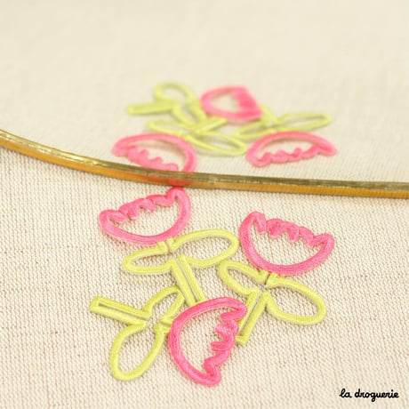Ecusson pivoine ajouré | Ecusson à thermocoller 44 x 36 mm