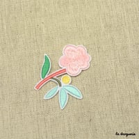 Ecusson “Marché aux fleurs églantine” 56×51 mm