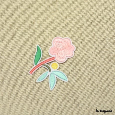 Ecusson “Marché aux fleurs églantine” 56×51 mm
