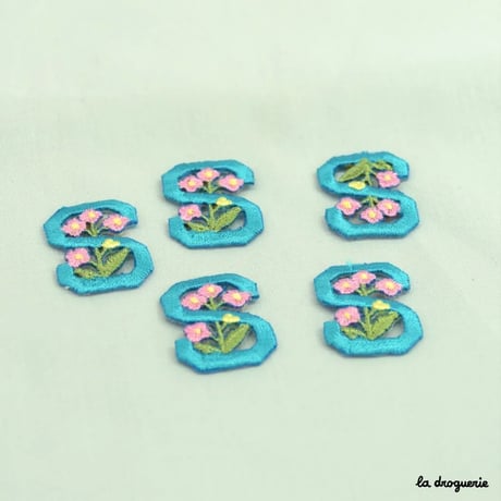 Ecusson Alphabet fleuri | Ecusson à thermocoller - de 20 à 30 x 28 mm