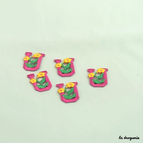 Ecusson Alphabet fleuri | Ecusson à thermocoller - de 20 à 30 x 28 mm