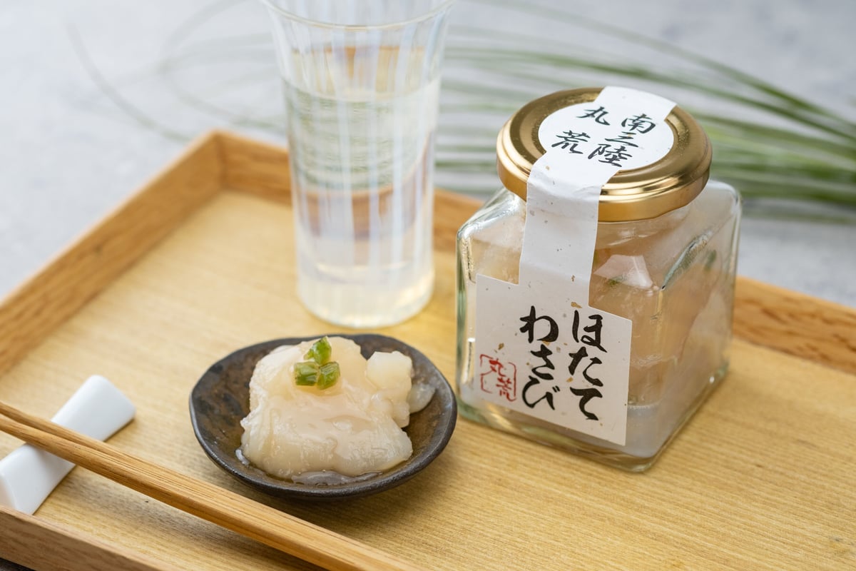 丸荒の贅沢珍味「海烹撰」シリーズ ほたてわさび 150g | 株式会社丸荒 