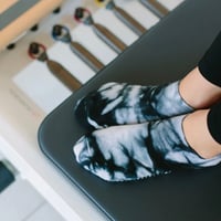 Classic Low Rise Non Slip Grip Socks - Tie Dye Black / Mサイズ（25-26.5cm）