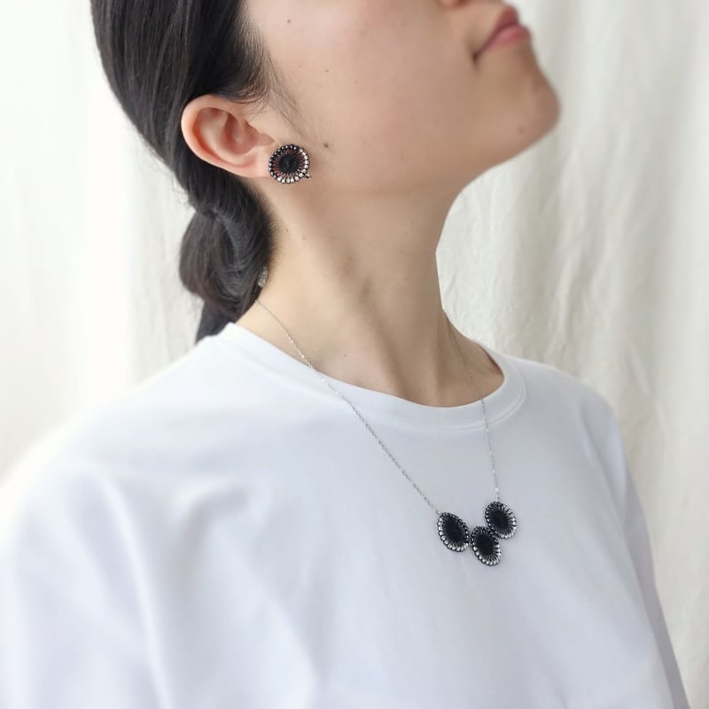 糸とビーズのモチーフネックレス｜kiki ＃ブラック系〔受注制作〕 | い