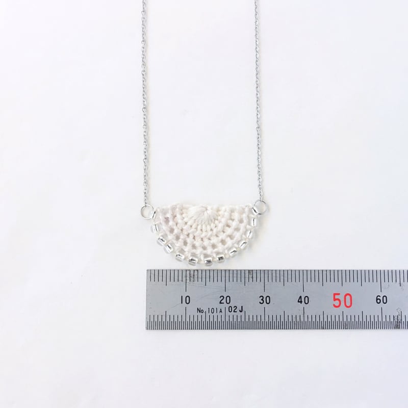 刺繍モチーフのネックレス | suku |ホワイト × シルバー | い 刺繍モチーフのネックレス | suku |ホワイト × シルバー | い
