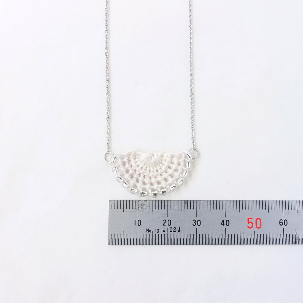 刺繍モチーフのネックレス ｜ suku ｜ホワイト × シルバー | いとまとふ