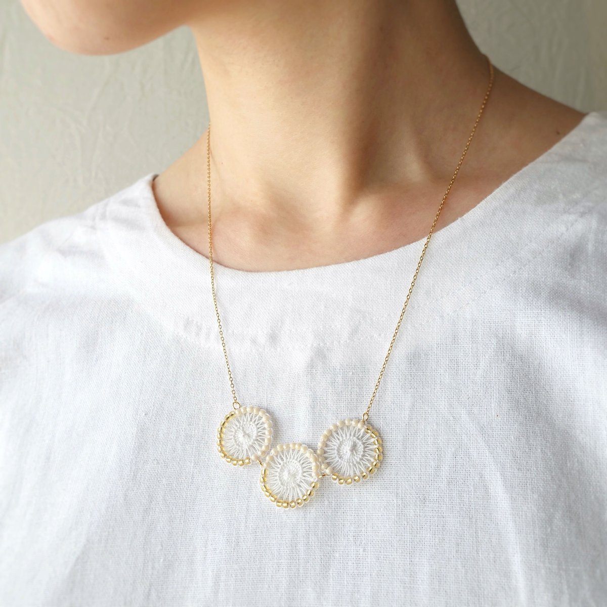 アクセサリー Kiki 糸とビーズのモチーフネックレス｜kiki ＃ホワイト系〔受注制作